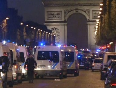 Νέο σοκαριστικό βίντεο από την επίθεση στα Ηλύσια Πεδία στο Παρίσι (βίντεο)